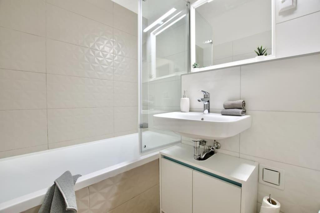 Standard By Hi5-horvath Mihaly Square