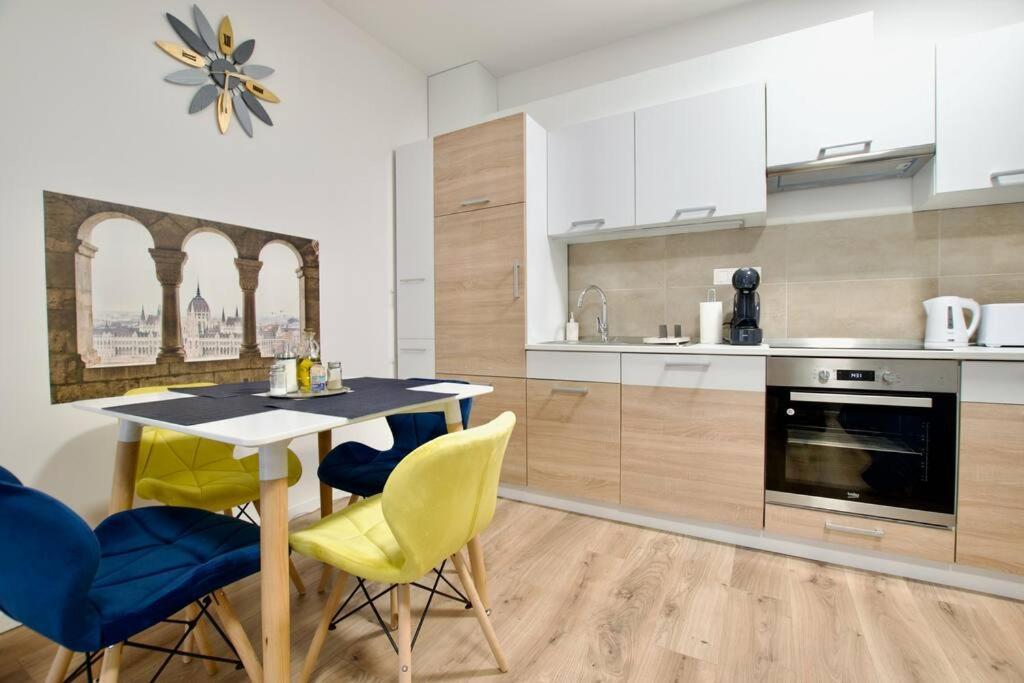 Standard By Hi5-horvath Mihaly Square *