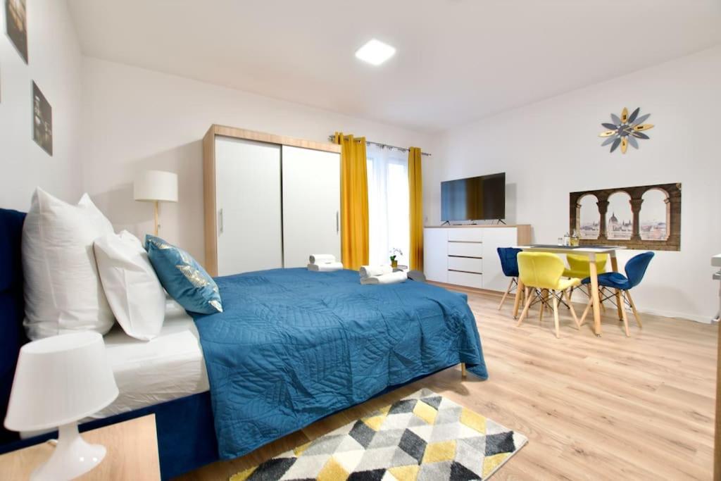 Standard By Hi5-horvath Mihaly Square *